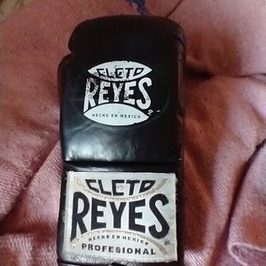 Reyes professional boxing glove